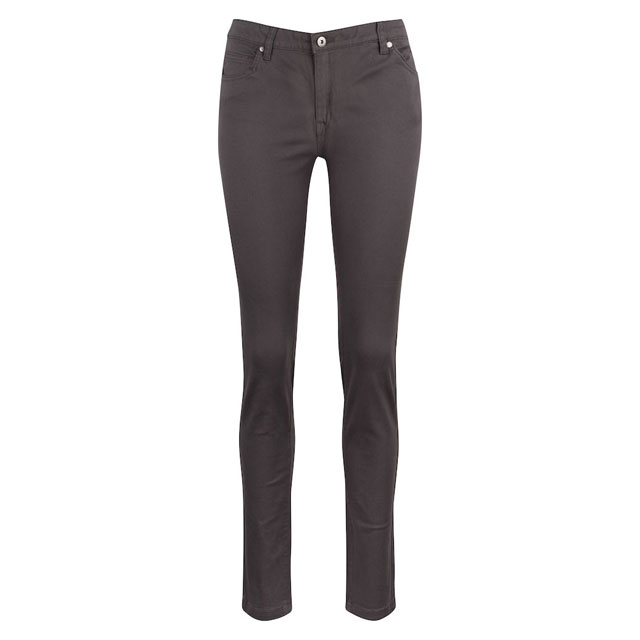 Pantaloni eleganti neri da donna a gamba dritta con chiusura a bottone e tasche laterali, ideali per look formali e casual.