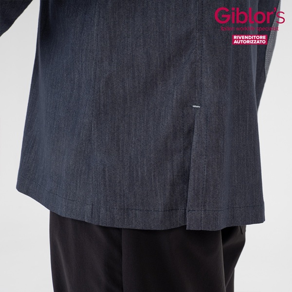Dettaglio della parte inferiore di una giacca da lavoro in tessuto blu scuro con spacco laterale, indossata sopra pantaloni neri, logo Giblor's rivenditore autorizzato.